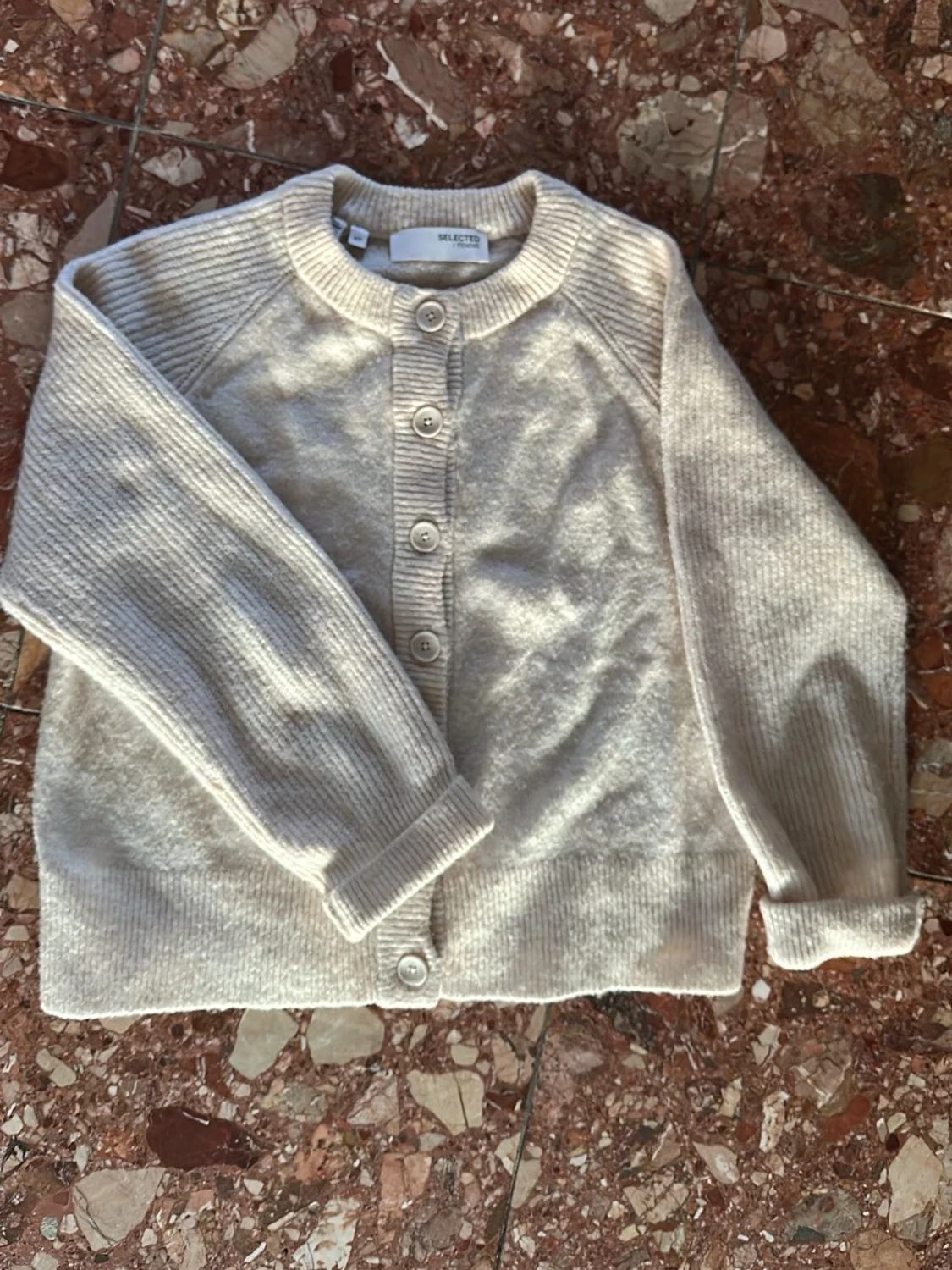 Beige kofta från Selected Femme
