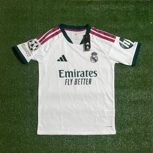 Real Madrid 26/27 Tröja - Säljer denna riktigt snygga tröjan till ett riktigt bra pris. Skriv till om ni är intresserade eller har andra funderingar!