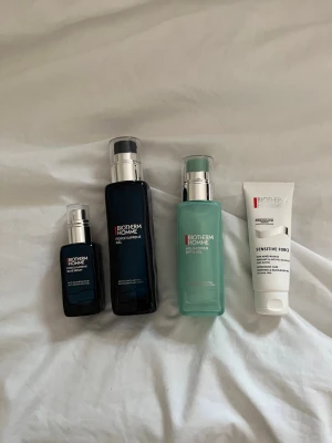 Biotherm Homme hudvårdspaket - Hudvårdspaket från Biotherm Homme med fyra produkter: Force Supreme Blue Serum, Force Supreme Gel, Aquapower Gel och Sensitive Force ansiktskräm. Nypris ligger på 1200+. Jag har fått i present men aldrig någonsin använt de därför säljer jag de!! Kan gå ner i pris vid snabb affär