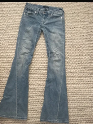 True religion Ljusblå bootcut jeans  - Säljer ett par ljusblå bootcut jeans från True Religion . Modellen joey low rise flare . Storlek 24 . Nypris : 1300
