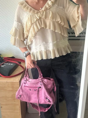 Krämvit blus med volanger och spets - Sååå himla fin topp! Lyxigt material och väldigt unik, skulle absolut säga Stockholmsstil! Vintage så du kommer inte råka ha samma som någon annan direkt 🙌🏻