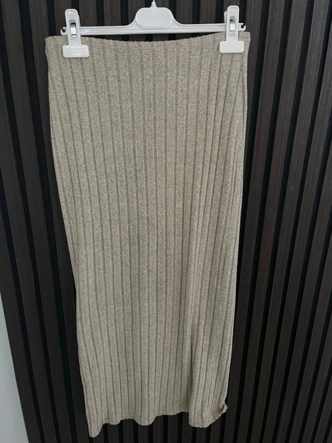 Beige ribbad långkjol