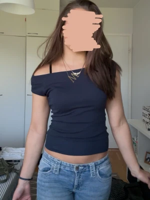  offshoulder topp - Till salu: marinblå t-shirt med nedhasad axel eller enaxlad modell. Storlek XS. Utmärkt skick. 🤍
