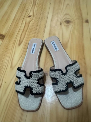 Steve Madden Sandaler/Tofflor - Storlek 41 men passar mig som även har 39,5 eftersom de är lite tajtare i bredden. Jätte fina skor använt 2 gånger därav underdelen men går att tvätta bort. Nypris 1100kr.  