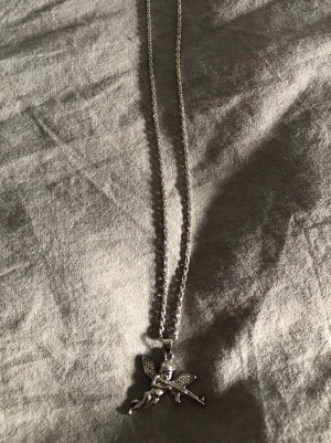 Silverfärgat halsband med ängel och gevär - Box medföljer 
