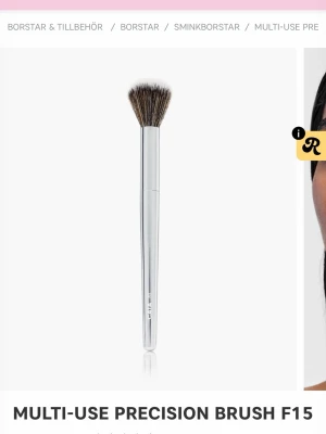 Multi-use precision sminkborste F15 - Sminkborste med silverfärgat handtag och mjuka, täta borststrån i brunt. Perfekt för precis applicering och blending av löst eller pressat puder. Smal och elegant design som gör det enkelt att komma åt mindre områden i ansiktet. ( har endast testat den en gång, det va inget för mig) 