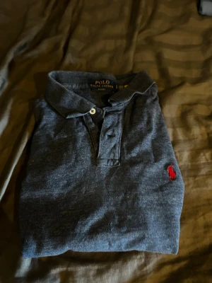 Mörkblå pikétröja från Polo Ralph Lauren - Tja! Säljer en av mina polo Ralph pikéer🙌 viktigt att tänka på är att den är storlek L men passar S-M funkar på mig som är 183 och du kan även va kortare🤞✌️