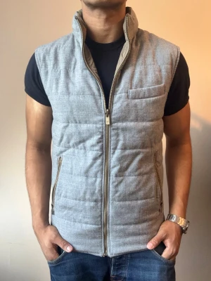 Massimo Dutti 2-in-1 väst  - Säljer denna sjukt snygga Massimo Dutti västen | Kan tas på både ut och in (grå & olivgrön) | Storlek S | Mycket bra skick | Modellen är 175, 70kg