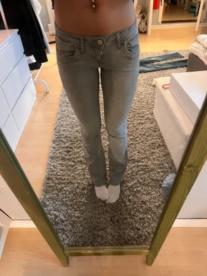 Ltb jeans - Ett par gråa ltb jeans i modellen valerie i strl 27/32. Dom har en sminkfläck som syns på bild 4 och en liten defekt som syns på bild 5. Midjemått: 38 cm Innerbenslängd: 80 cm