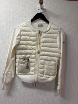 Moncler cardigan dam  - (Kan mötas i Sthlm ) . Inga skador eller defekter 😊 storlek s/xs . Taggs medföljer 