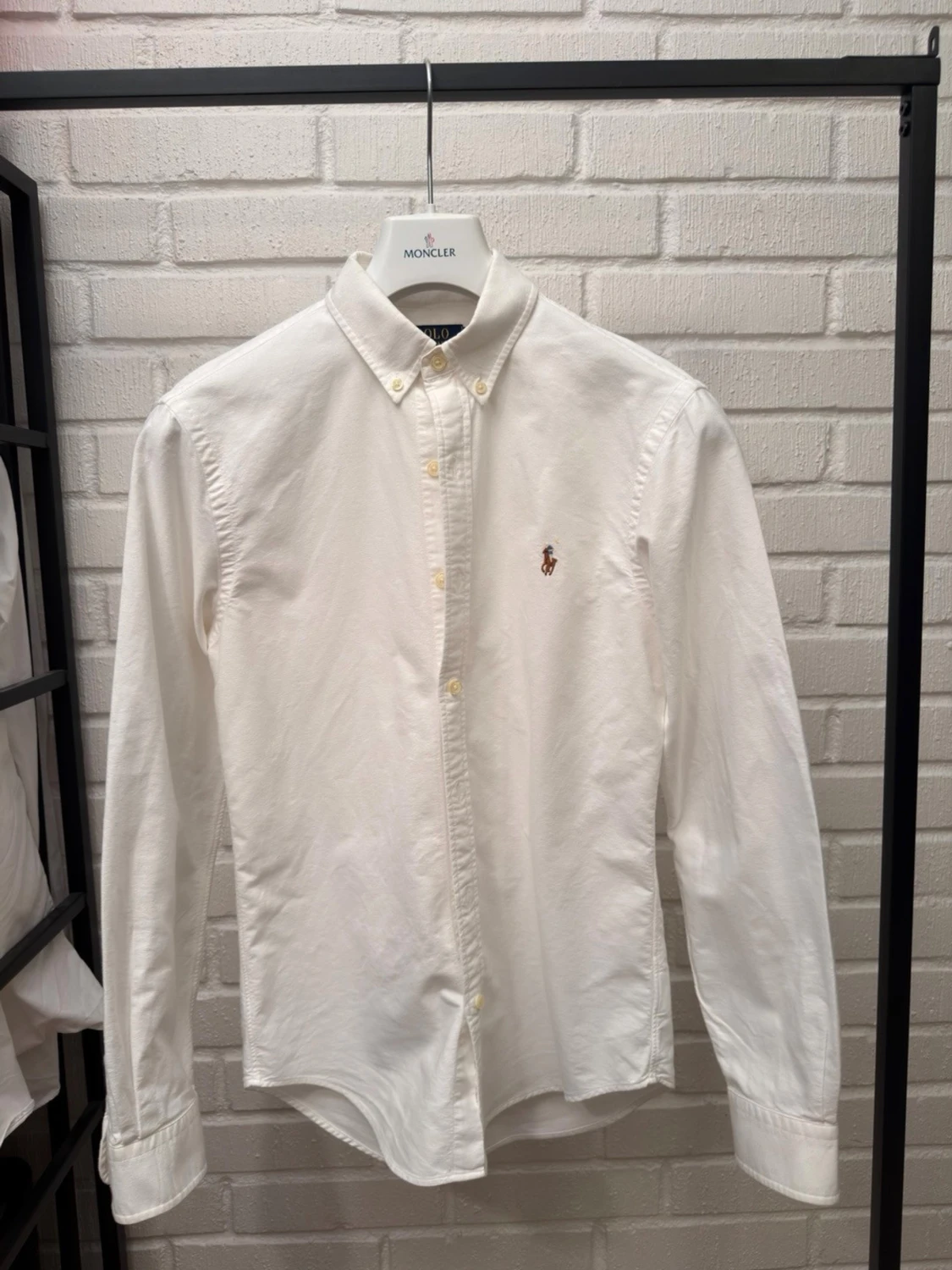 Vit skjorta med broderad logga
