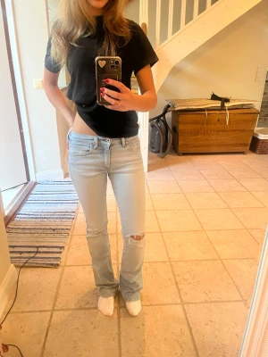 Ljusblå diesel jeans  - Snygga diesel jeans med hål i bra skick