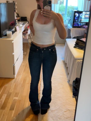 Mörkblå bootcut jeans från lager157 - Säljer ett par mörkblå bootcut jeans från 157 i storlek XXS. Jeansen har låg midja och utsvängda ben. 💕 Supersnygga jeans som jag tyvärr växt ur!