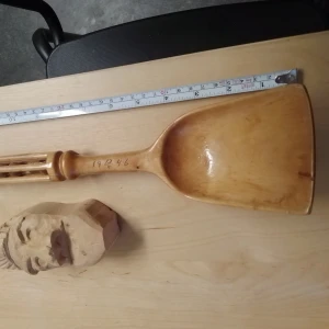 Stor handgjord träslev med snidad detalj /Båda 2 för 90 kr - Unik stor träslev i ljusbrunt trä med snidade detaljer på handtaget och ingraverad siffra. Perfekt som dekoration eller till servering. Sleven har en bred, djup skopa och ett långt, konstfullt handtag.
