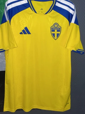Svensk landslagströja Adidas gul/blå - Säljs pga jag råka beställa fel storlek. Köpt på stadium pris (1099kr)