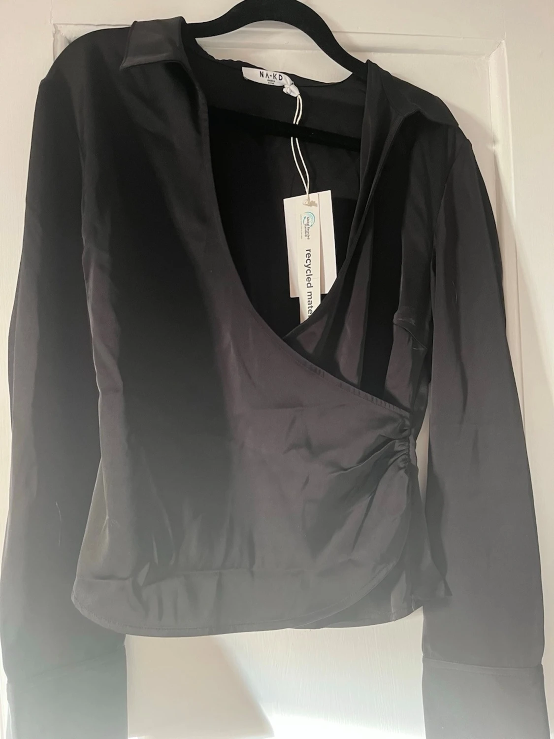 Svart omlottblus från NA-KD - 1