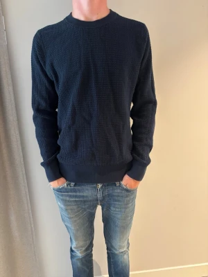 J.Lindeberg stickad tröja - J.Lindeberg stickad tröja! Stilrena och perfekta för dig. Ny pris=1199kr säljs för=350kr skick=8/10 (modellen är 181cm lång och väger 67kg) Tveka ej att höra av dig vid frågor eller funderingar!