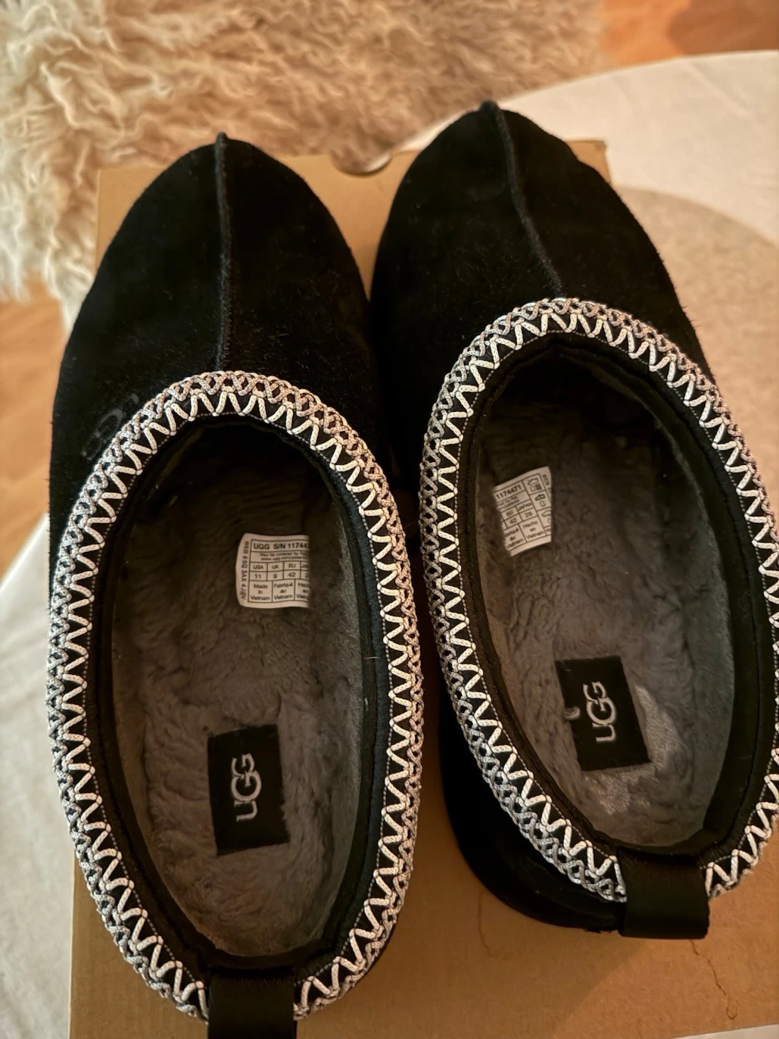 Svarta UGG tofflor med mönstrad kant - 2