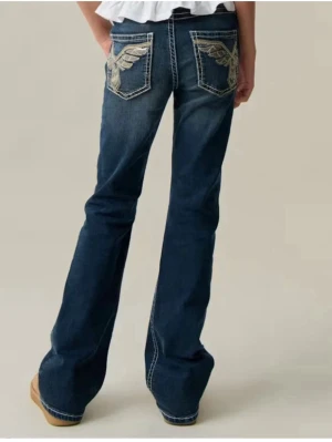 Mörkblå bootcut jeans med brodyr - Snygga mörkblå bootcut/flare-jeans med riktigt snygga broderade bakfickor som sticker ut. Perfekta om du gillar Y2K-, western- eller vintage-stilen. Fint tvättade med kontrastsömmar och i bra skick. Passar lika bra till sneakers som boots. Skicka gärna meddelande vid frågor eller om du vill ha fler bilder! ✨