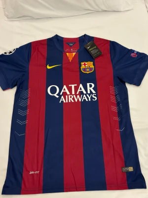 Barcelona tröja 2014/15  - Helt ny med tags på. Messi nummer 10, champions league patch, Respect patch. Player version. Storlek L men sitter som M.