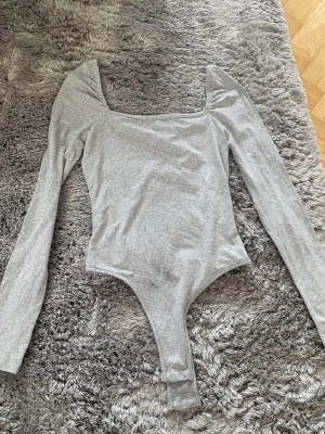 grå body  - super snygg body som du kan styla med ett par jeans 