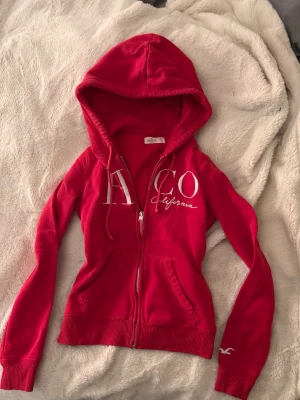 Vintage hollister tröja  - Så fin röd vintage yk2 zip huvtröja från hollister, jätte fint skick! Stl XS 💓