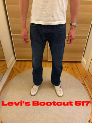 Levi's Bootcut 517 - Levis bootcut jeans i modellen 517. De är i storlek W32 L32, men sitter mer som W31. De är i mycket bra skick med inga tecken på användning. Hör av dig vid frågor eller funderingar.  Midjemått: 40 cm Längd ytterben: 106cm