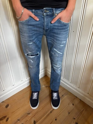 Dondup George jeans - Dondup George Jeans - Storlek W33 - Skick 9/10 - Slitningar är original gjorda i fabrik - nypris 4000kr - Hör av dig vid minsta fundering!
