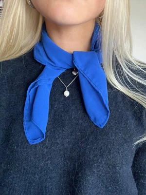 Marinblå scarf i tunt tyg - Snygg marinblå scarf🩵💙 Jättecool detalj som piffar upp en outfit vid alla tillfällen! Kan bäras på många sätt, i håret, på väskan, runt halsen osv. Handgjord och lokaltillverkad av återbrukade tyger vilket gör den miljövänlig.