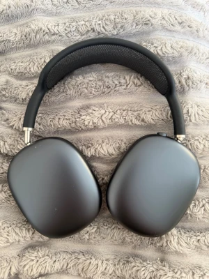AirPods Max - Midnatt - Jag säljer mina 1 år gamla AirPods Max i färgen midnatt då dessa inte används så ofta. Vid snabbt köp kan jag tänka sänka priset. Det som inkluderas utöver hörlurarna är orginal Apple box, USB-C laddsladd från Apple, skalet från Apple