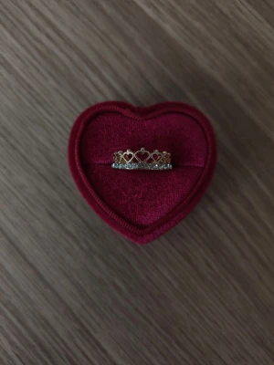 Guldfärgad ring med hjärtan och stenar - hjärtkrona ring i storlek 17,7mm, guldfärgad.
