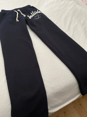 Marinblå Hollister mjukisar  - Marinblå Hollister mjukisar, sjukt snygga!! 🤍