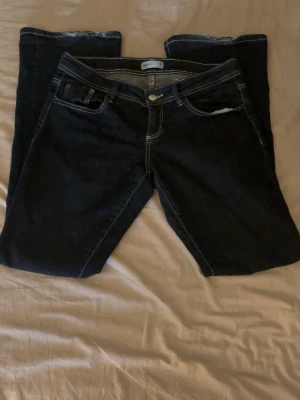 Mörkblå bootcut jeans med kontrastsömmar - Populära fina jeans