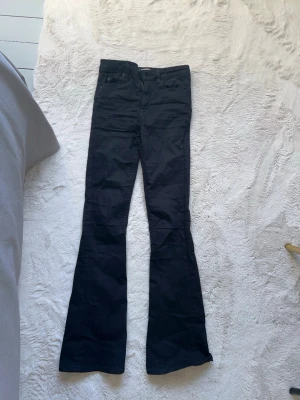 Gina tricot - Säljer ett par svarta bootcut jeans från Gina tricot. Nästan aldrig använda. Jag är 167 cm lång. Storlek: XS/34.                                                       Nypris:349kr.                     Skriv vid funderingar💕