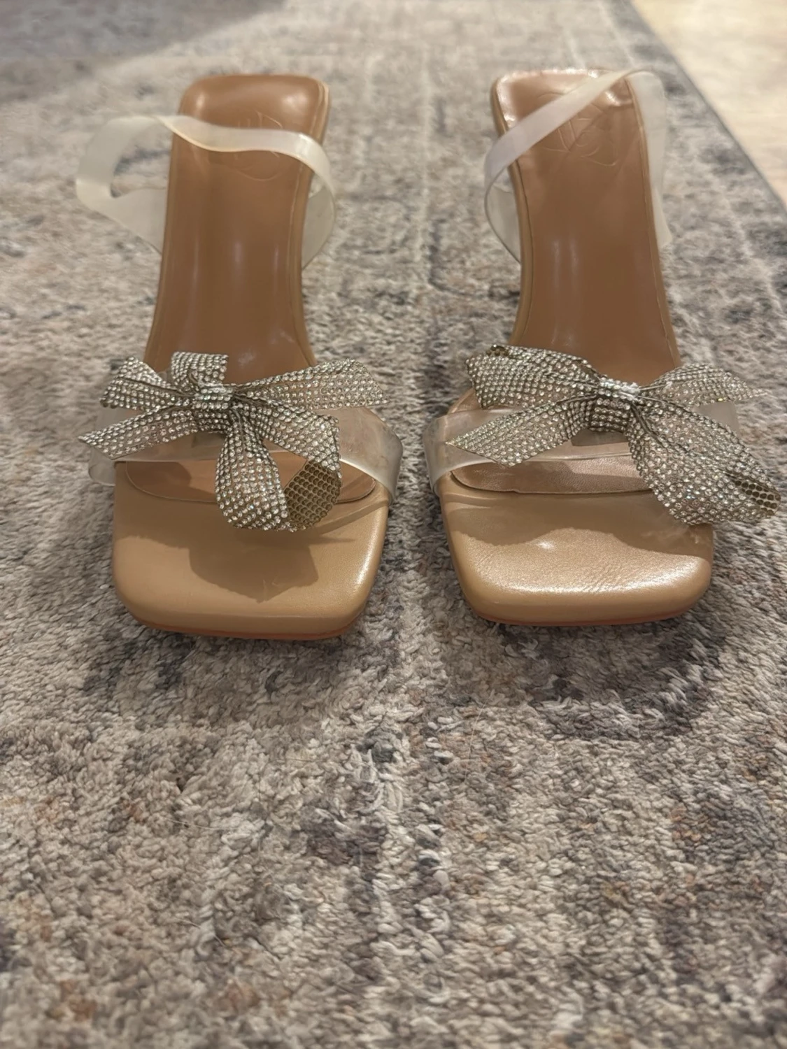Beiga pumps med transparent rem och rosett