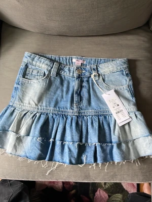 Demin frill skirt - Säljer för att den var för liten, storlek 164 (barnstorlek), troligtvis passar den någon med strl XS. 