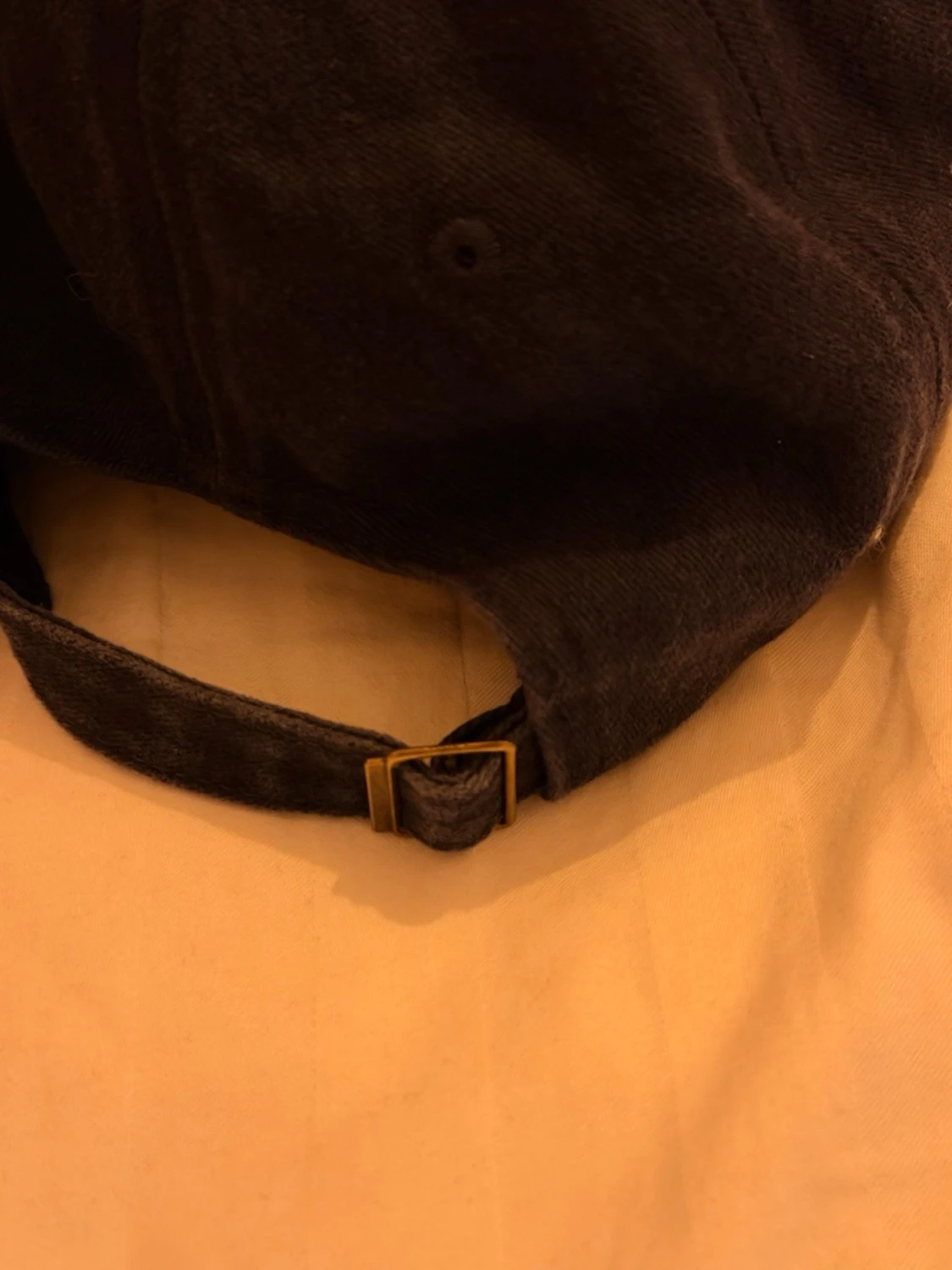 Svart keps med nallebrodyr - 2