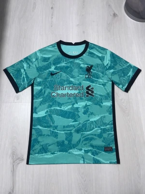 2020/21 Grön Liverpool FC matchtröja Nike - Snygg grön Liverpool FC matchtröja från Nike, står M men den passar L mer tycker jag. Skriv om du har frågor👌