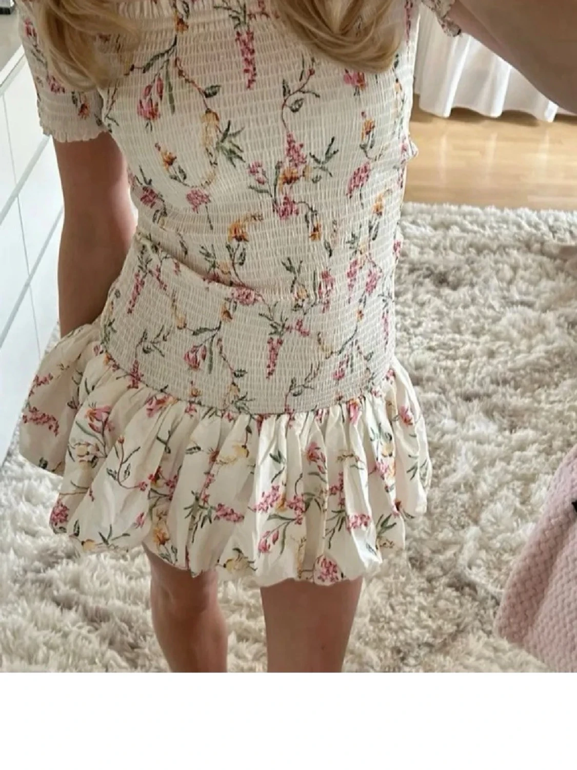 Kort blommig volangklänning