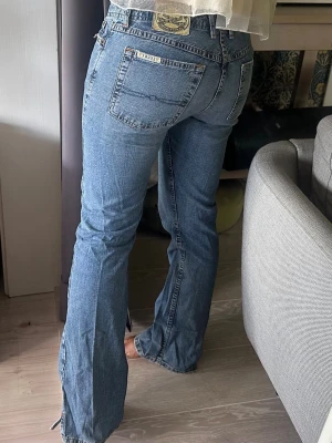 Lucky Brand bootcut jeans - Säljer ett par klassiska blå bootcut jeans från Lucky Brand. Jeansen har mid-/låg midja och en snygg tvättad look. Perfekt längd för mig som är 167 och är normalt en S/36 ungefär men skulle även kunna passa en något mindre! Står ”Lucky You” när man drar ner gylfen.