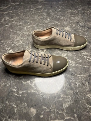 Lanvin - Säljer ett par otroligt snygga skor från det exklusiva märket Lanvin! Skorna är i mycket bra skick, skulle säga ungefär 9/10 och säljs i befintlig skick. Nypris ligger på över 5000kronor men vi säljer våra för endast 2199kr och kan gå ner i pris ännu mer vid snabb affär! Skorna är i storlek UK 11 vilket motsvarar 45 Eu men är lite stora i storleken, innersulorna har en längd på 30cm. Skriv gärna ifall det är några funderingar, allt bästa SkoKapet
