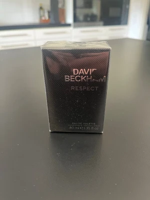 David Beckham Respect EdT 40 ml - David Beckham Respect Eau de Toilette 40 ml. Ny inplastad och aldrig använd.  Doften är maskulin och modern, perfekt för dig som gillar fräscha och sofistikerade parfymer.