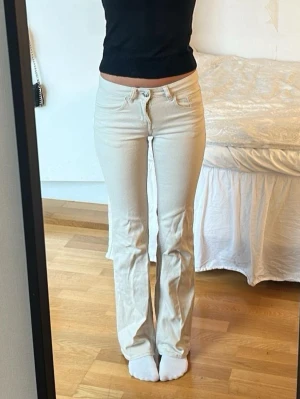 Beiga h&m jeans - Säljer ett par beiga/creme färgade jeans från h&m i straight fit. Säljs inte längre hos hm, men jag säljer dem pga att de börjar bli för små. Lågmidjade i stl 32. 