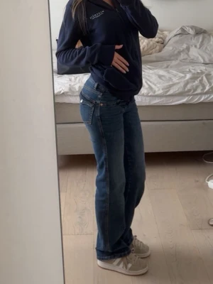 Blå raka jeans med fickdetaljer - Säljer ett par klassiska blå bootcut jeans  och snygga fickdetaljer bak. Jag på bilden är 167. Använt fåtal gånger