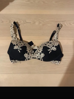 Mörkblå intimissmi bh  - Säljer pågrund av att den blivit för liten💓