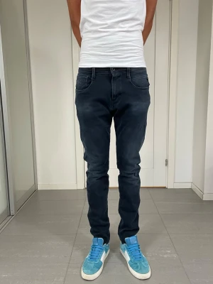 Replay Anbass Hyperflex Jeans - Säljer nu dessa mörkblå/svarta Replay Anbass Hyperflex Jeans, W32 o L32 med mått ca 38,5-39 o 105 cm. skriv för fler bilder/frågor🙌🏼