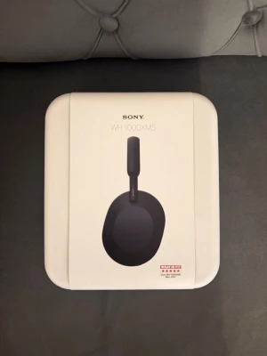 Sony WH-1000XM5 trådlösa hörlurar - Säljer ett par helt nya och oöppnade Sony WH-1000XM5 i originalförpackning.  • Modell: Sony WH-1000XM5 • Skick: Helt nya, oöppnade • Färg: Svart • Trådlösa Bluetooth-hörlurar med aktiv brusreducering (Noise Cancelling) • Upp till 30 timmars batteritid • Fantastisk ljudkvalitet och bekväma att använda under långa perioder.
