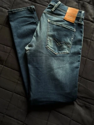Replay hyperflex jeans - Ett par blåa replay jeans som jag ej använder längre och känner att någon annan har nytta av dessa. Gillar dessa väldigt mycket, det känns verkligen inte som jeans när man har på sig dessa. Extremt sköna. Hör av er vid frågor eller funderingar! ☺️