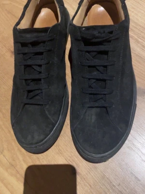 Helt nya Myrqvist - Stilrena Myrqvist  sneakers i svart mocka. Använda under 5 gånger. Nypris 1999kr skick 10/10