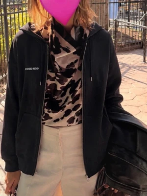 Svart zip hoodie från Amisu - Säljer en svart hoodie från Amisu i storlek XS. Hoodien har dragkedja framtill, två fickor och justerbar huva med snören. Diskret text 'FOCUSED MIND' på bröstet. Perfekt för en chill och avslappnad stil.